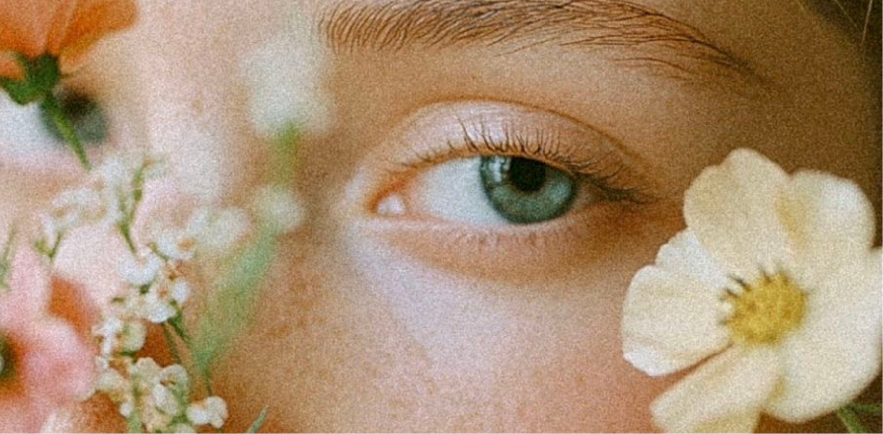 Un ojo rodeado de flores